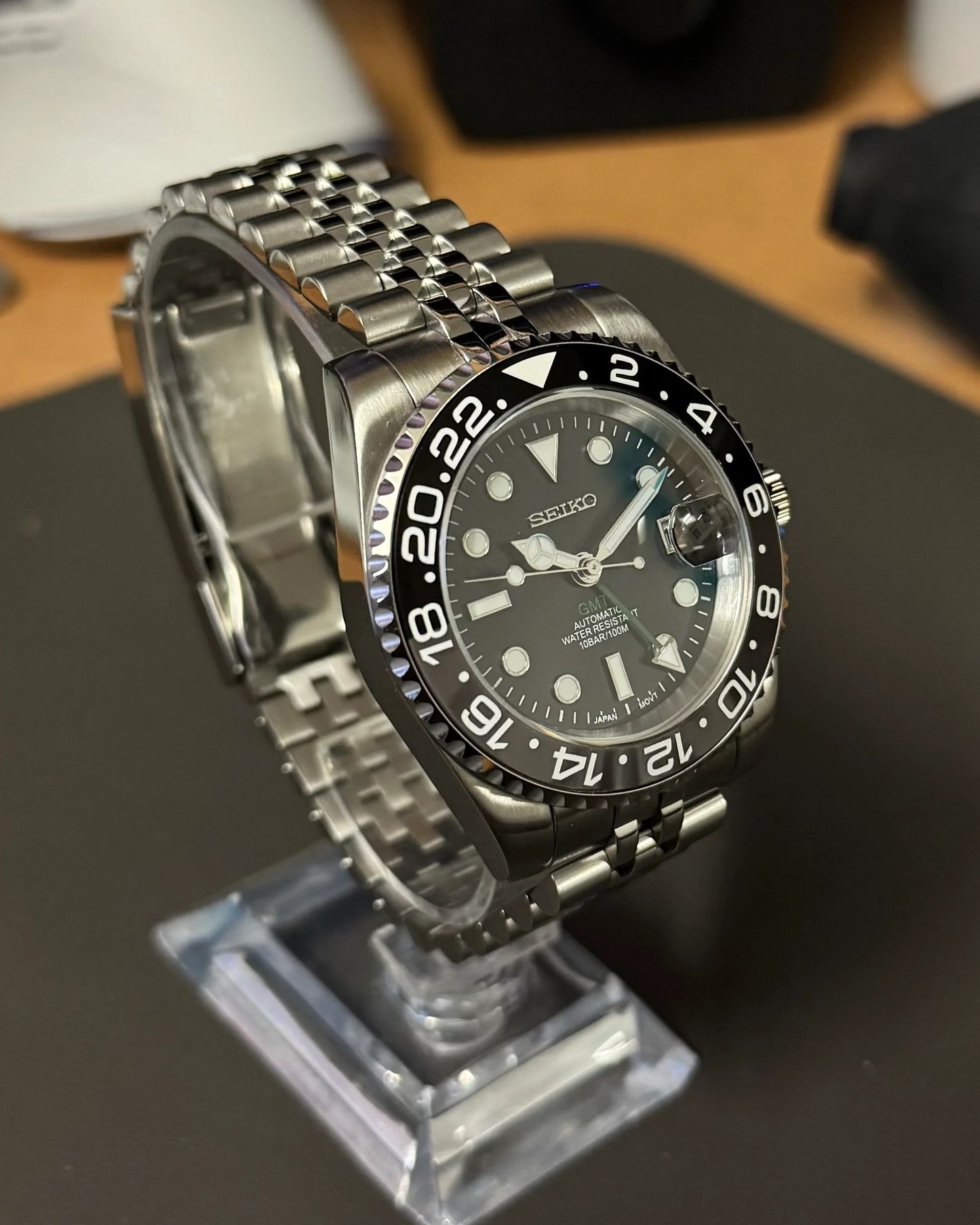 Seikmod GMT Onyx NH34 I schwarzes Zifferblatt mit Jubilee-Armband
