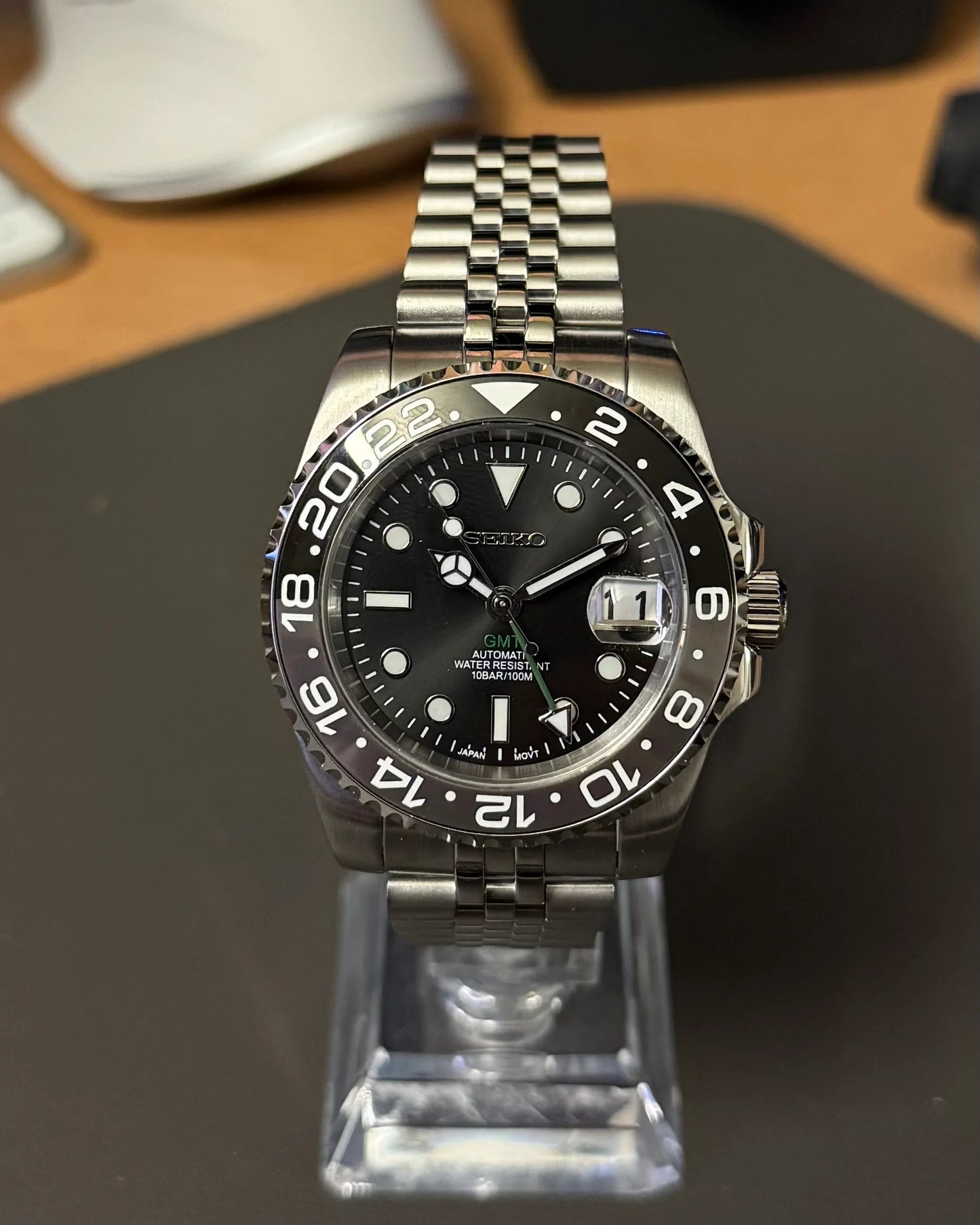 Seikmod GMT Onyx NH34 I schwarzes Zifferblatt mit Jubilee-Armband