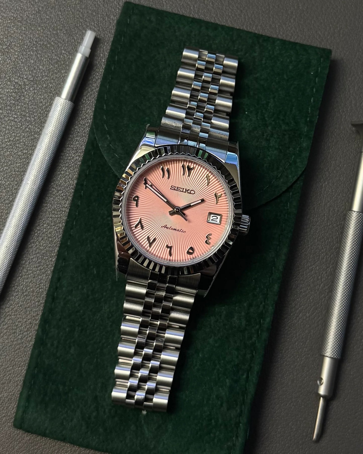 Seikmod Stainless Steel Salmon I lachsfarbenes Zifferblatt mit Jubilee-Armband