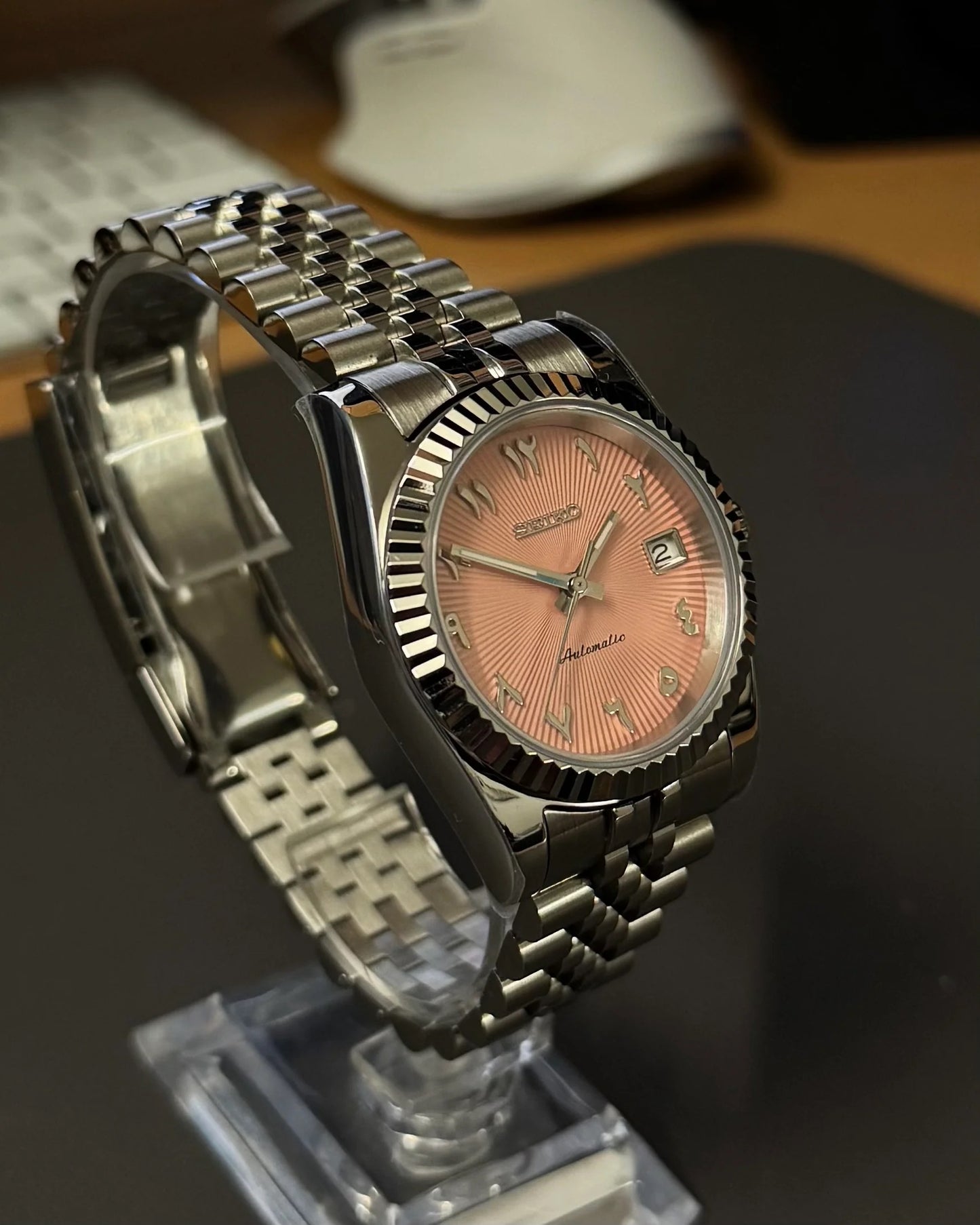 Seikmod Stainless Steel Salmon I lachsfarbenes Zifferblatt mit Jubilee-Armband