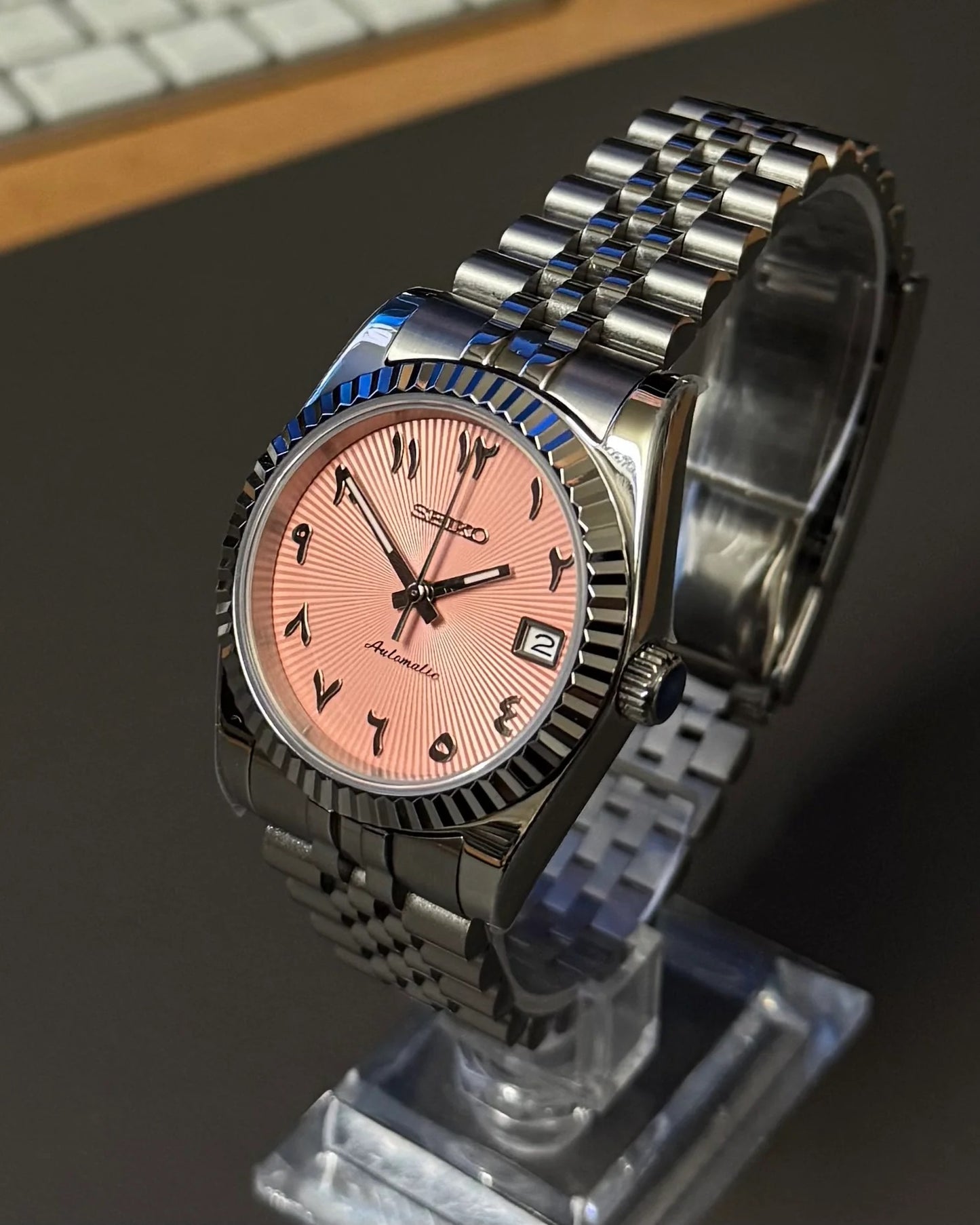 Seikmod Stainless Steel Salmon I lachsfarbenes Zifferblatt mit Jubilee-Armband
