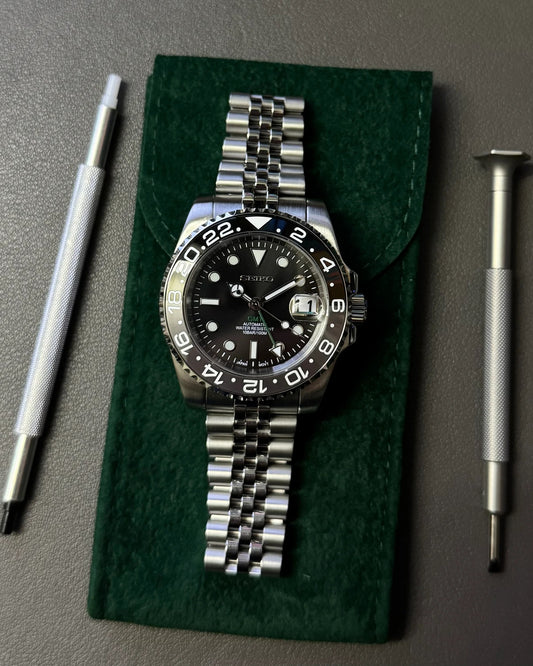 Seikmod GMT Onyx NH34 I schwarzes Zifferblatt mit Jubilee-Armband