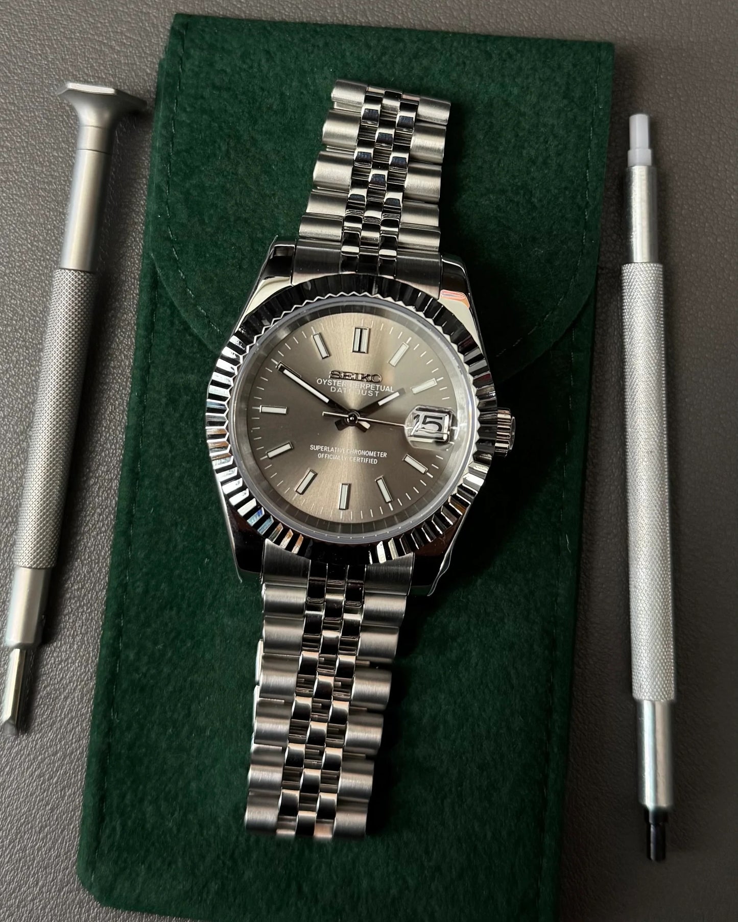 Seikmod Stainless Steel Ash I graues Zifferblatt mit Jubilee-Armband